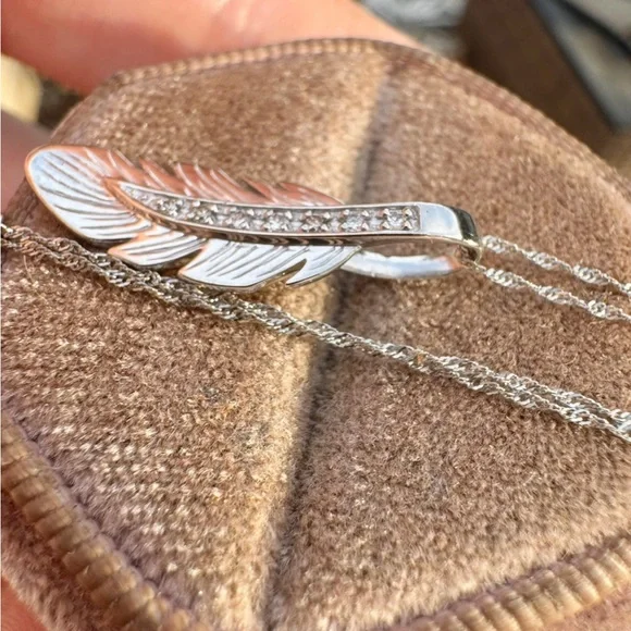 Solid platinum genuine diamond leaf/feather necklace high end- - emergency sale - Picture 7 of 13